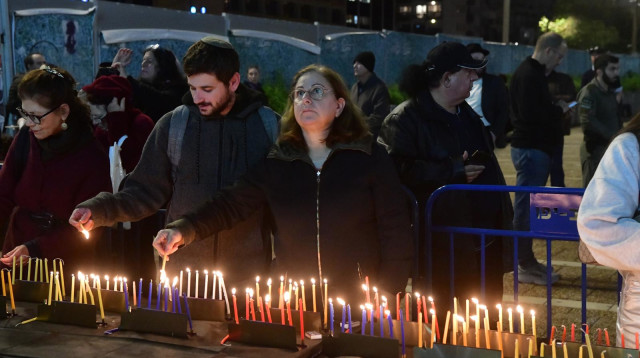 משפחות חטופים בכיכר רבין בהדלקת נר שמיני של חנוכה  (צילום: אבשלום ששוני)