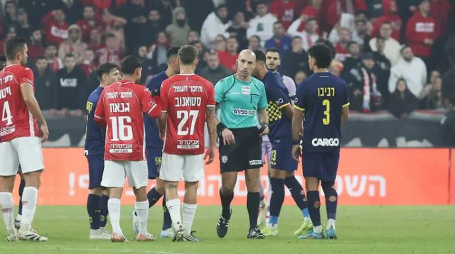 תסכול בשורות הצהובים על החלטות השיפוט הדרמטיות (צילום: קובי אליהו)