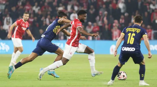 מי יסיים את הערב במקום הראשון? לוקאס ונטורה במאבק עם דור פרץ (צילום: קובי אליהו)