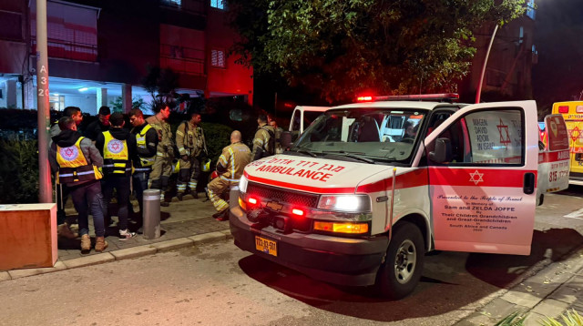 פיצוץ בניין מגורים בראשל"צ (צילום: דוברות מד"א)