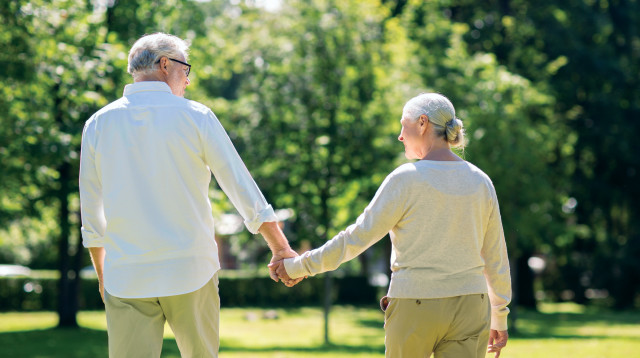 זוג מבוגרים קשישים הולכים יד ביד (צילום: אינגאימג)