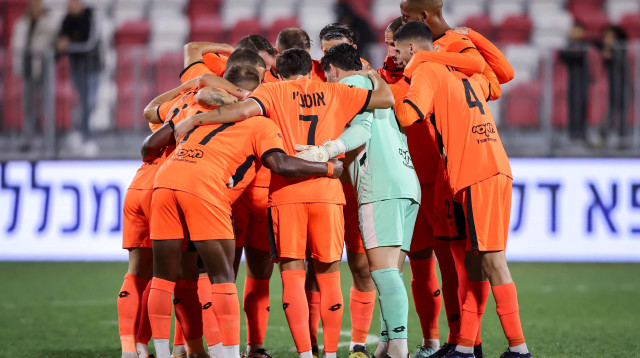 שחקני הפועל כפר שלם (צילום: מאור אלקסלסי)