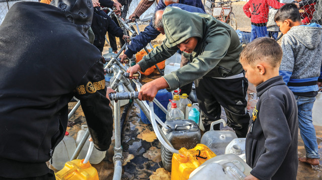 נקודת חלוקת מים בחאן יונס  (צילום: עבד רחים חטיב, פלאש 90)