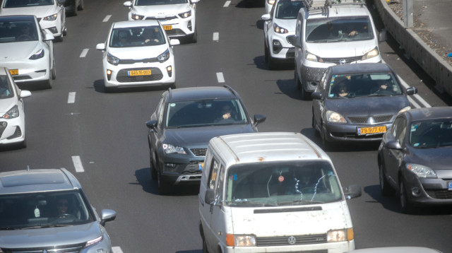 עומס תנועה בנתיבי איילון (צילום: מרים אלסטר, פלאש 90)
