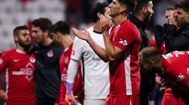 מרוצה מאוד באדום. נאור (צילום: מאור אלקסלסי)