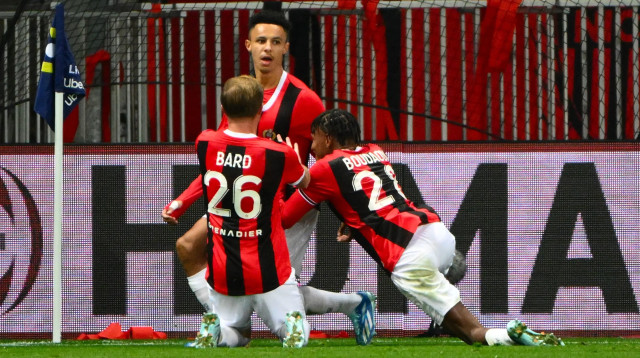 שחקני ניס חוגגים עם סופיאן דיופ (צילום: GettyImages, CHRISTOPHE SIMON)