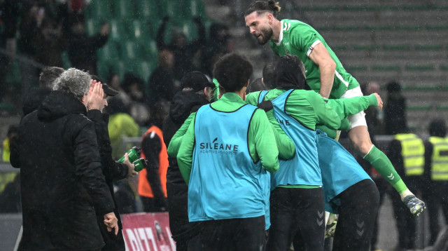 שחקני סנט אטיין חוגגים, לאו פטרו למעלה (צילום: GettyImages, JEAN-PHILIPPE KSIAZEK/AFP)