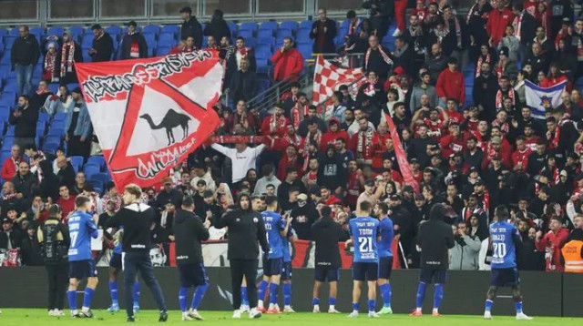 עוד שבוע בראש הטבלה. שחקני הפועל באר שבע מודים לאוהדים (צילום: קובי אליהו)