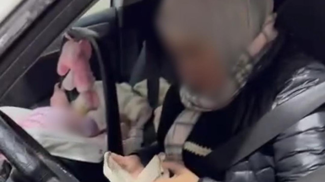 לצד תינוקה ברכב: אישה מאלעיזריה נעצרת בחשד שריושנה נפסל (צילום: דוברות המשטרה)