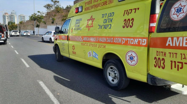 זירת התאונה בדרך יצחק רבין בפתח תקווה (צילום: תיעוד מבצעי מד"א)