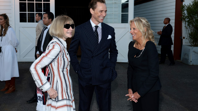 אנה ווינטור, טום הידלסטון וג'יל ביידן בתצוגת האופנה של ראלף לורן  (צילום: Dimitrios Kambouris/Getty Images)