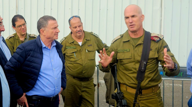 ח"כ יולי אדלשטיין ואלוף פיקוד הצפון אורי גורדין (צילום: דוברות ועדת חוץ וביטחון)