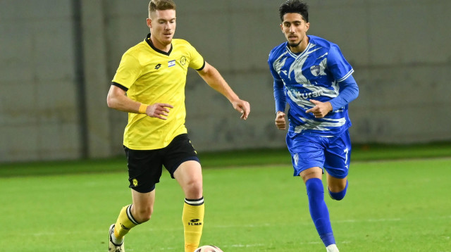 יובל שדה שחקן מכבי נתניה מול יאיר מרדכי שחקן עירוני קרית שמונה (צילום: ברני ארדוב)