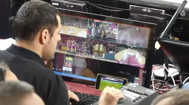 עובד מזכירות במשחק כדורסל בספרד רואה את ברצלונה בכדורגל (צילום: צילום מסך, X)