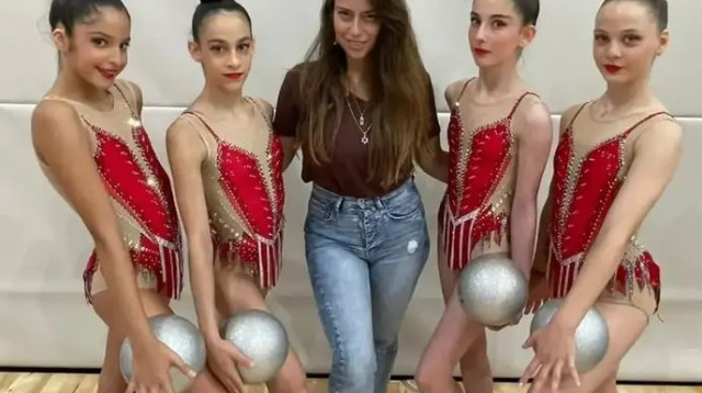 "התפקיד שלי – להביא כל ילדה לקצה גבול היכולת". יוליה איגלניק והמתעמלות (צילום: תיעוד ברשתות חברתיות לפי סעיף 27 א' לחוק זכויות יו)