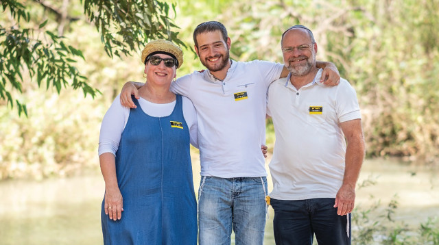 אורי אשר והוריו (צילום: צילום פרטי)