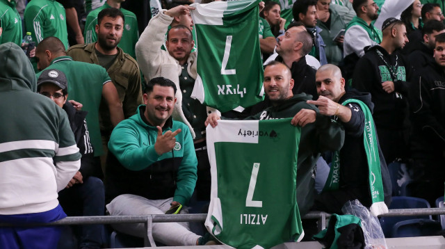 לפני המשחק מול בית"ר: אוהדים של מכבי חיפה משחיתים חולצות של עומר אצילי (צילום: מאור אלקסלסי)