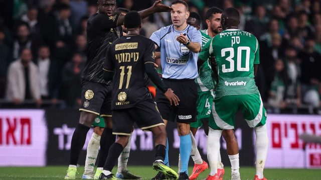 אוראל גרינפלד בין שחקני מכבי חיפה, שחקני בית"ר ירושלים (צילום: מאור אלקסלסי)