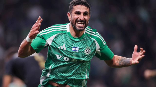 קני סייף שחקן מכבי חיפה חוגג שער (צילום: מאור אלקסלסי)