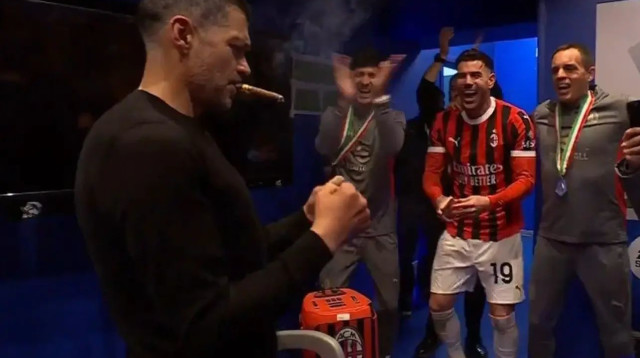 סרג'יו קונססאו מאמן מילאן רוקד עם סיגר בפיו (צילום: צילום מסך, .)