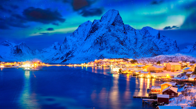 כפר ריין בלילה. איי לופוטן, נורבגיה (צילום: אינגאימג')