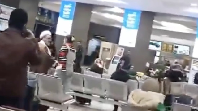 אשה איראנית מבצעת מעשה נועז (צילום: טוויטר)