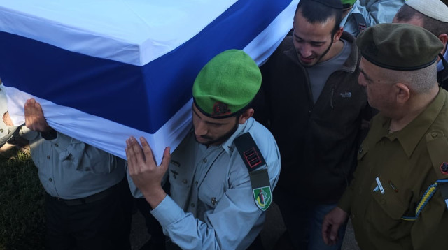 הלוויתו של סרן איתן שכנזי ז"ל (צילום: שקד שדה)