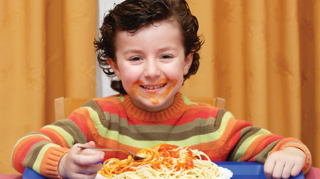 ילד אוכל מלוכלך (צילום: אינג'אימג')