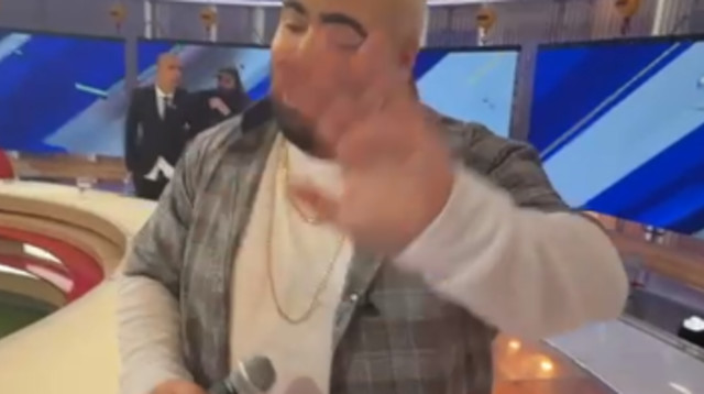 אוראל צברי בדמותו של עומר אדם (צילום: צילום מסך, מתוך "ארץ נהדרת")