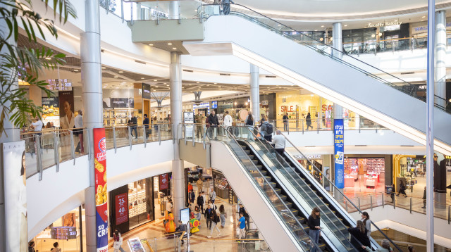 ישראלים בקניון (צילום: מרים אלסטר, פלאש 90)