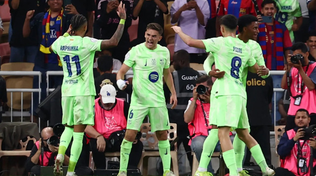 שחקני ברצלונה חוגגים עם גאבי (צילום: רויטרס)