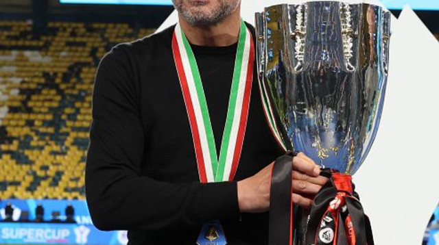 סרג'יו קונססאו עם גביע הסופר קאפ האיטלקי (צילום: Claudio Villa)