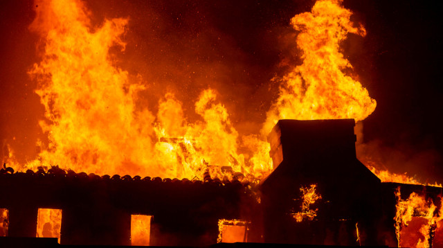 השריפות במהלך סופת הרוח בצד המערבי של לוס אנג'לס (צילום: רויטרס)