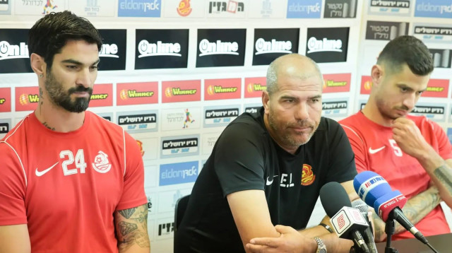 מאמן מ.ס. אשדוד אלי לוי עם ניר ביטון, אופיר קריאף (צילום: ניב אהרונסון)
