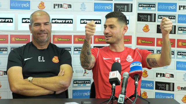 מאמן מ.ס. אשדוד אלי לוי עם ניר ביטון (צילום: ניב אהרונסון)