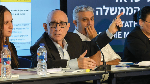 יעקב נגל בהצגת מסקנות ועדת נגל (צילום: מעיין טואף/לע״מ)