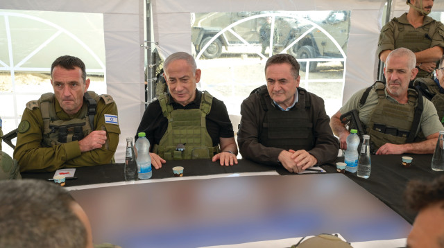 רונן בר ישראל כץ נתניהו הרצי הלוי בסיור במסדרון נצרים בעזה (צילום: מעיין טואף/לע״מ)