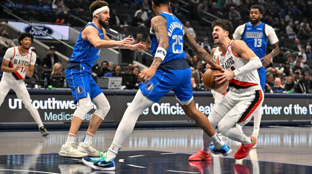 דני אבדיה שחקן פורטלנד טריילבלייזרס לצד קליי תומפסון שחקן דאלאס מאבריקס (צילום: רויטרס)