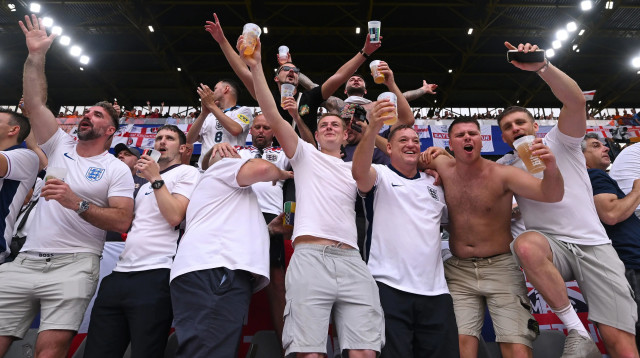 אוהדי נבחרת אנגליה שותים בירה (צילום: GettyImages)