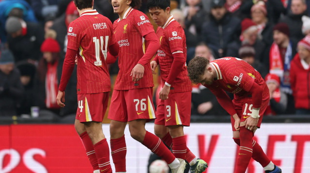 שחקני ליברפול חוגגים עם ג'יידן דאנס (צילום: GettyImages, Jan Kruger)