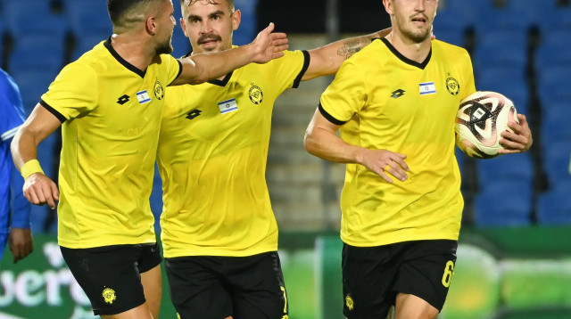 שחקני מכבי נתניה חוגגים עם איגור זלאטנוביץ' (מימין) (צילום: ברני ארדוב)