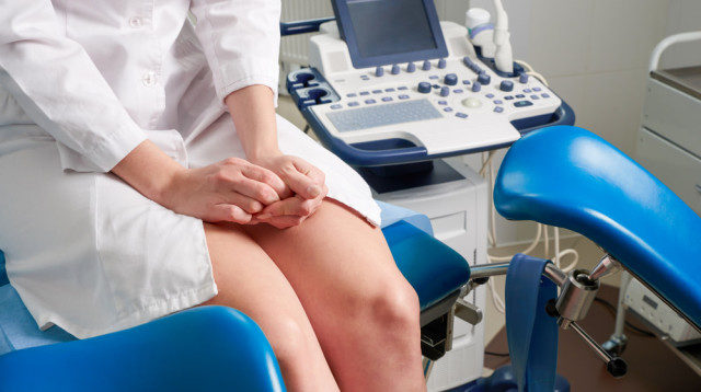 בדיקת תקיפה מינית. עובדת סוציאלית מלווה בכל התהליך (צילום: שאטרסטוק)