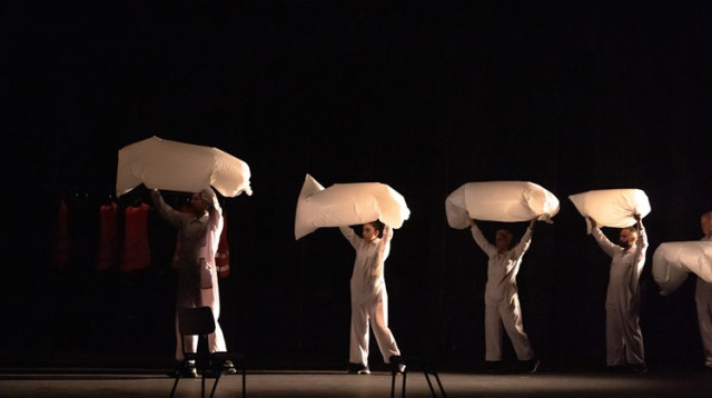 הגופות מוצגות ומומחזות כשקיות ניילון מנופחות במלא אוויר, אבל זה נראה אמיתי וחי מתמיד (צילום: אפרת מזור)