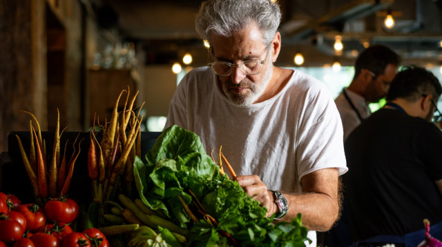 אייל שני במסעדת מלכה הכשרה (צילום: אסף קרלה)