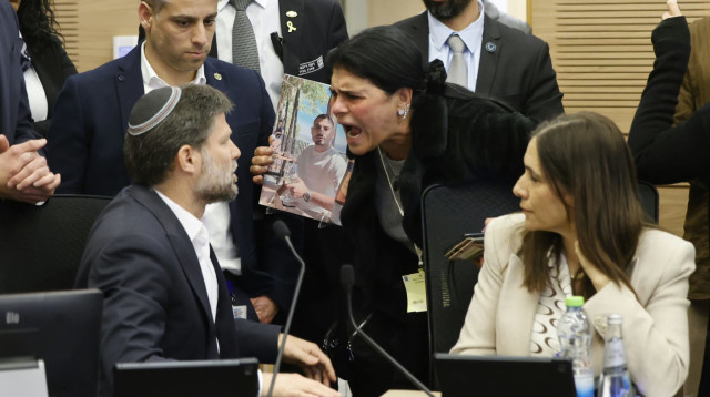 בצלאל סמוטריץ' ורחל משה אימו של החטוף עוז עזרא משה (צילום: מרק ישראל סלם)