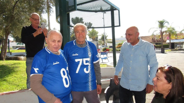 מוצי ליאון ומשה אוננה בחגיגות יום ההולדת המשותפות (צילום: ישי מולגן)