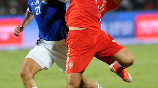 איתן טיבי שחקן נבחרת ישראל (משמאל) מול אלכסנדר קרז'אקוב שחקן נבחרת רוסיה (צילום: ברני ארדוב)