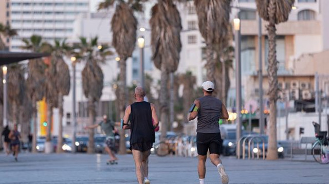 אנשים רצים בתל אביב, אילוסטרציה (צילום: Maja Hitij / Staff)