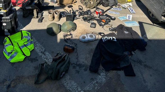 הציוד הגנוב שנמצא בחיפוש (צילום: דוברות המשטרה)