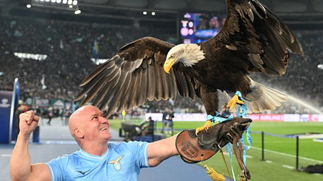 חואן ברנבה והעיט אולימפיה (צילום: ALBERTO PIZZOLI)